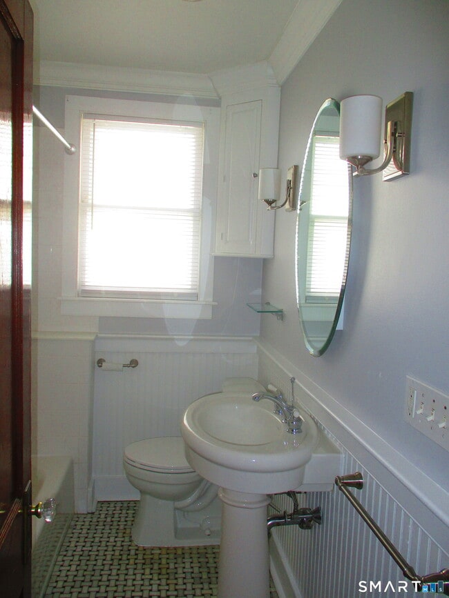 Building Photo - 247 Flax Hill Rd