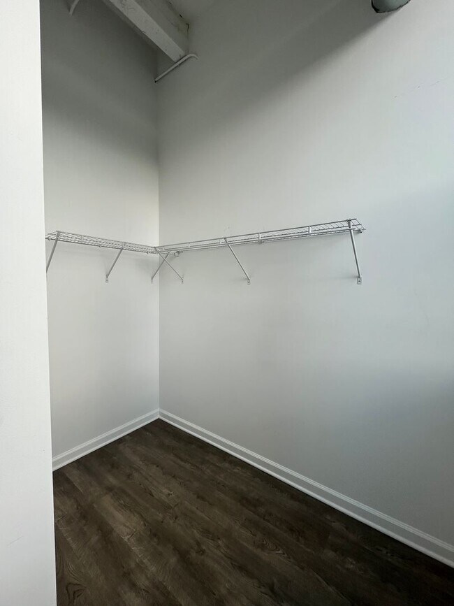 Building Photo - Loft-style condo-quality 3 Bed/2 ba IN UNIT LAUNDRY