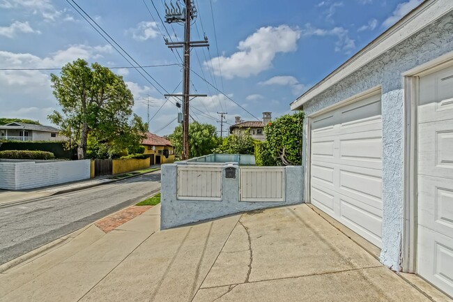Building Photo - CHARMING & AIRY HOME W/ SPACIOUS FENCED YARD & LARGE 2-CAR GARAGE CLOSE TO SCHOOLS, SHOPPING & MI...