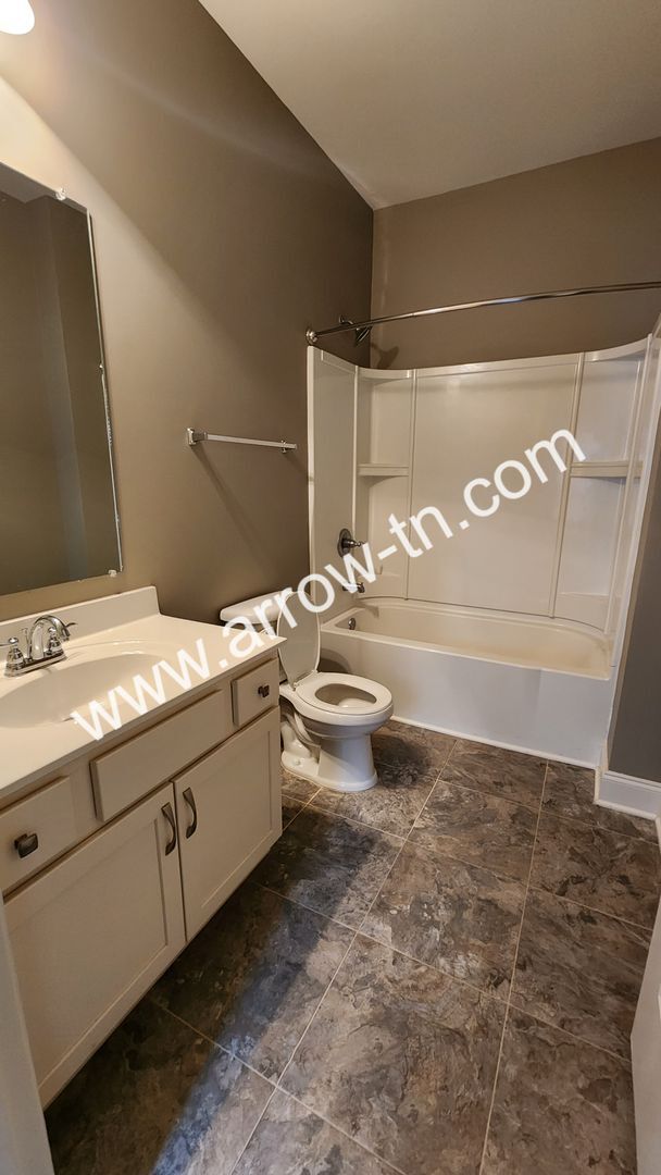 Building Photo - Fantastic End Unit Townhome in Franklin!