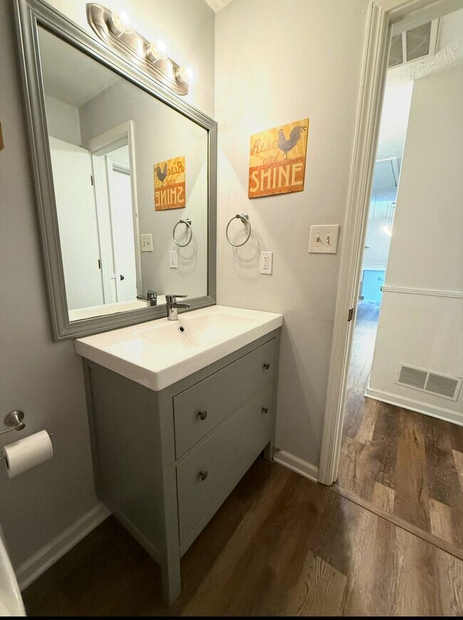 Building Photo - Renovated 3 bedroom 2 bath Ranch