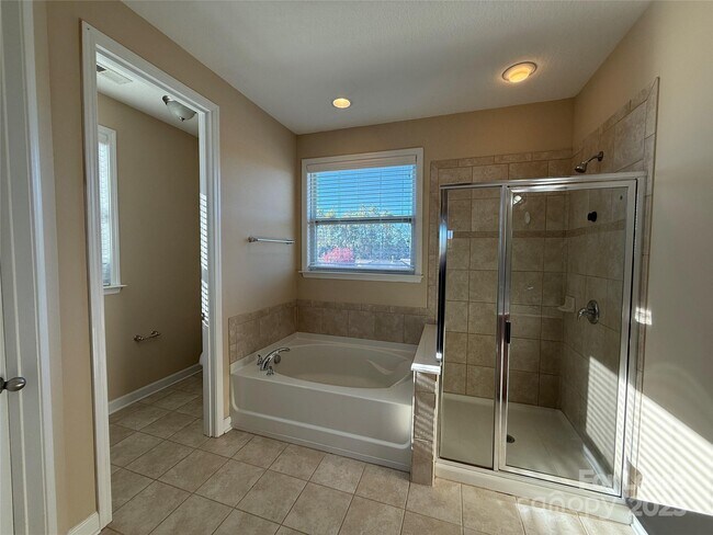 Building Photo - 109 Community Park Ln