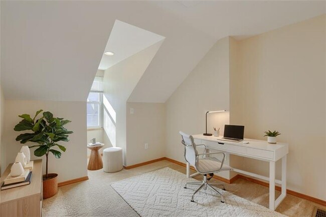 Building Photo - 2810 Sarah St