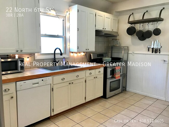 Building Photo - Updated 3 bedroom plus Den house near East...