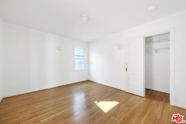 Building Photo - 2634 Lakewood Ave N