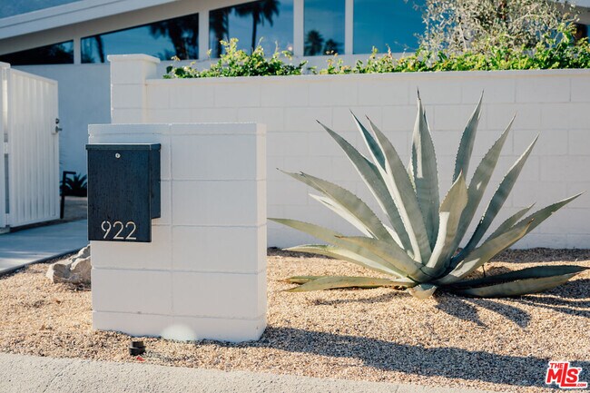 Building Photo - 922 E Anza Dr