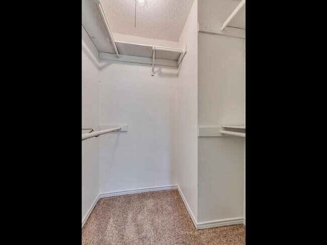 Building Photo - 506 Lakeway Dr