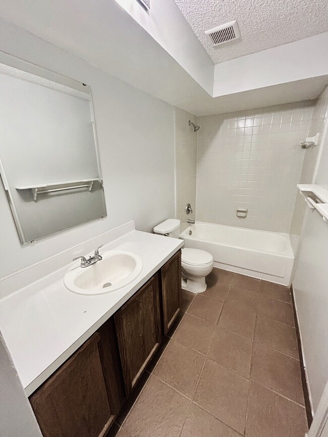 Building Photo - 5664 Bennington Dr