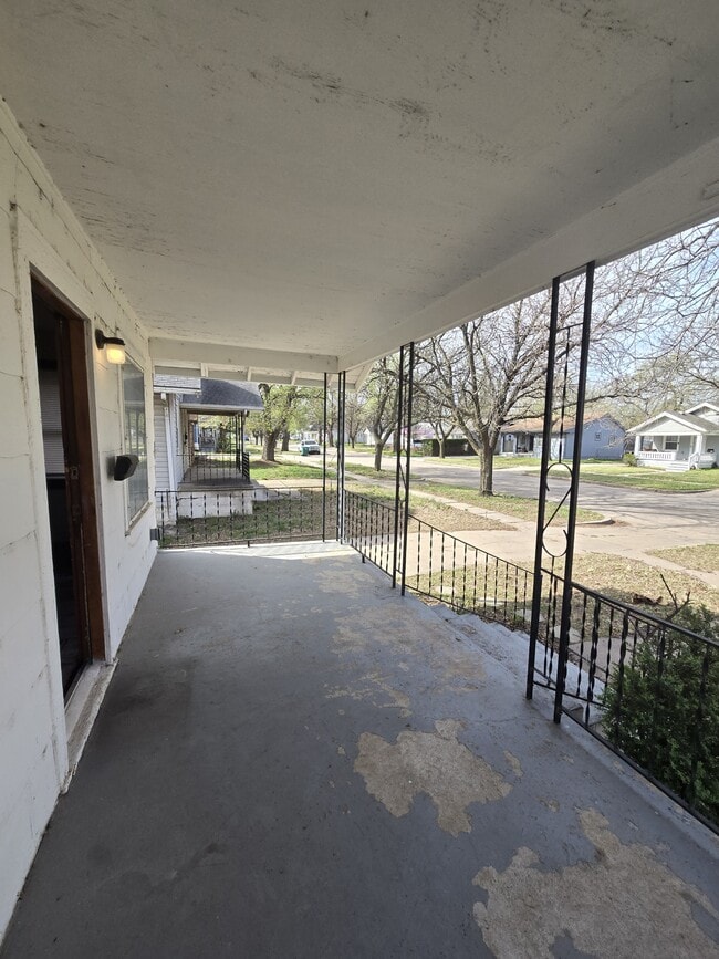 Building Photo - 526 N Martinson Ave