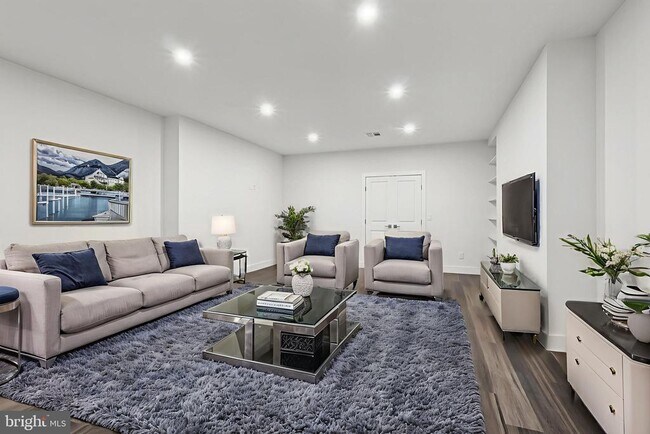 Building Photo - 2 Dogleg Ln