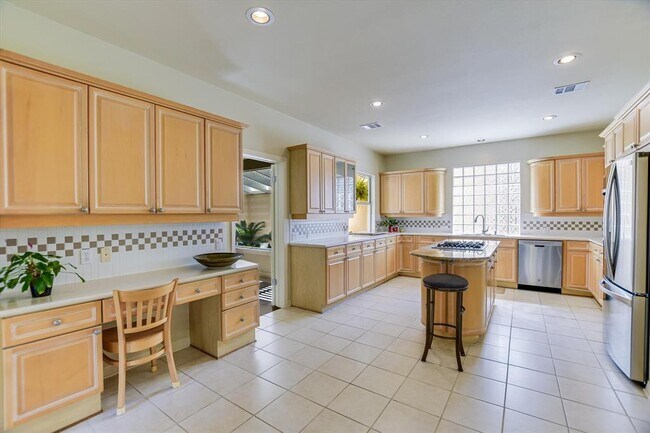 Building Photo - 4545 Golf Vista Dr