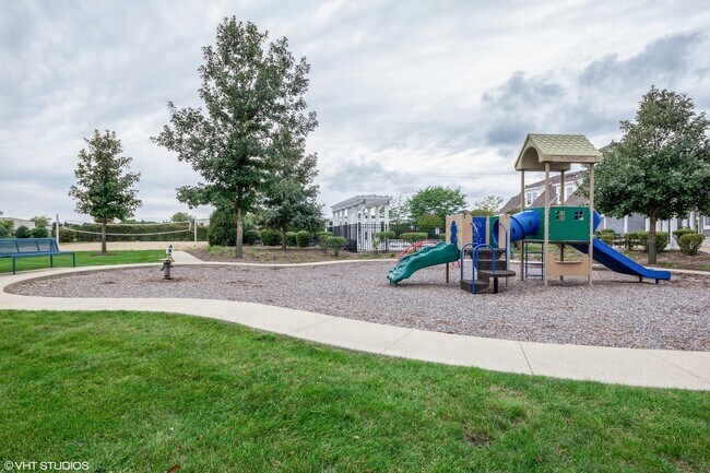 Building Photo - 605 Brook Ct