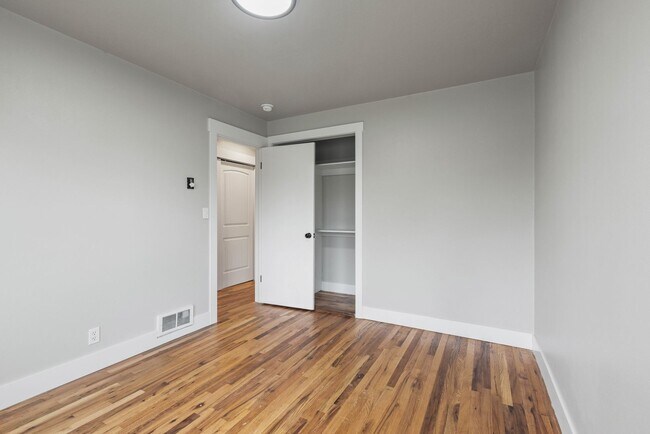 Building Photo - B345AG