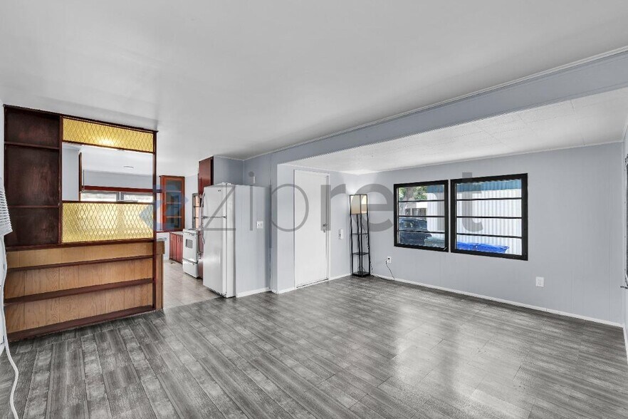 Building Photo - Unit