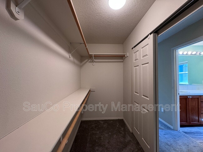 Building Photo - 948 SE Elina Ave