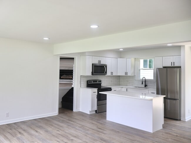 Building Photo - 129 Lake Point Dr