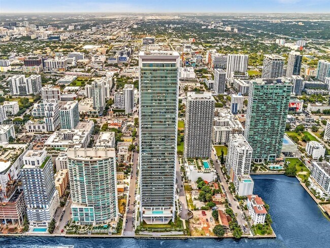 Building Photo - 700 NE 26th Terrace