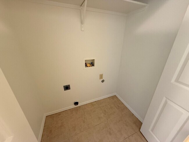 Building Photo - 2300 Stern Dr