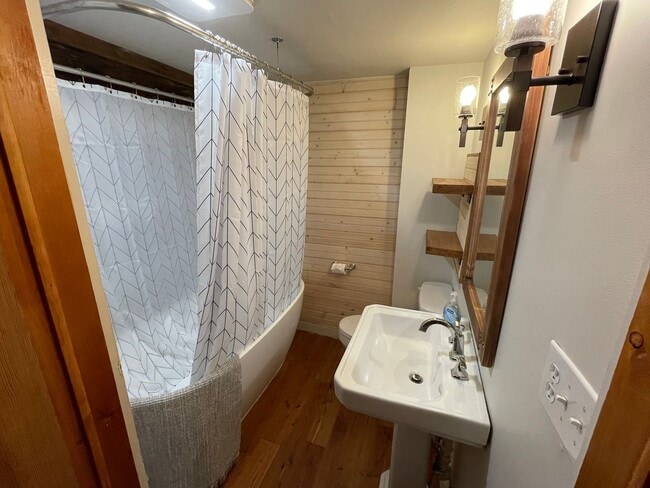 Building Photo - MOVE IN READY