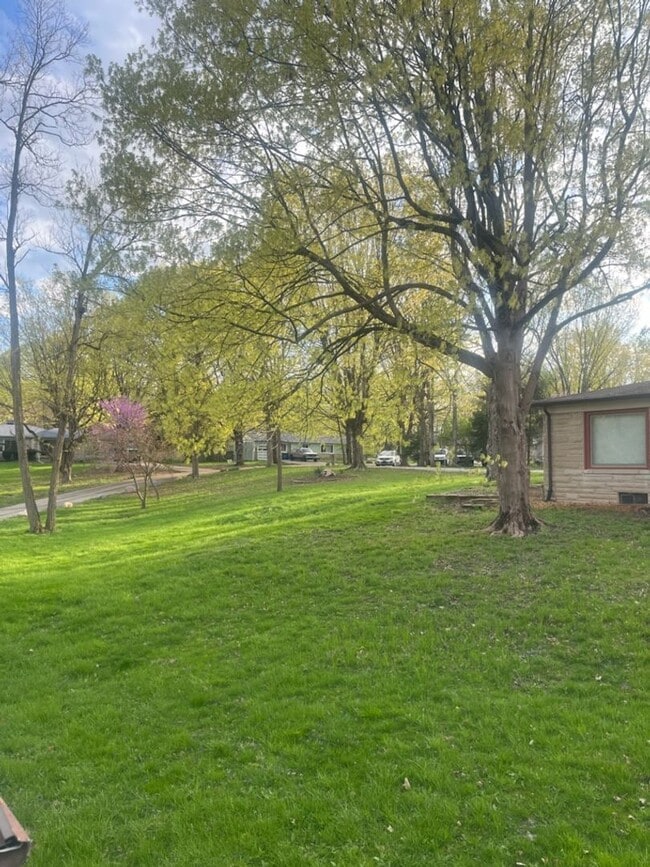 Building Photo - 3 Bedroom 2 Full Bath Home