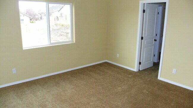 Building Photo - NE 3 Bdrm Home, All Appliances, Gas Heat, ...