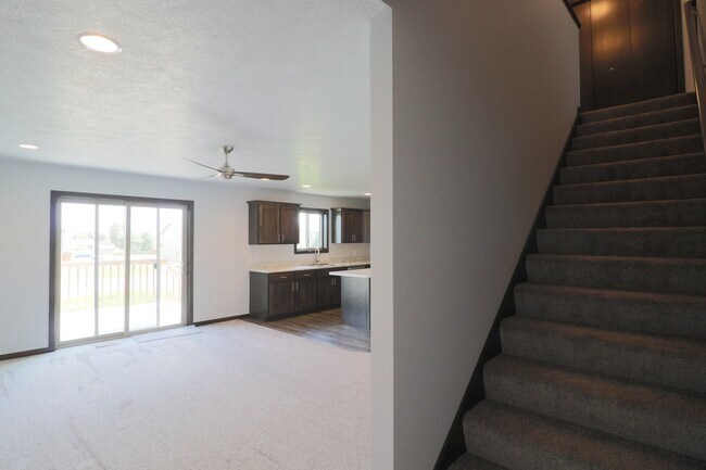 Building Photo - Amazing 4 Bedroom 3.5 Bathroom Townhome in Sioux Falls