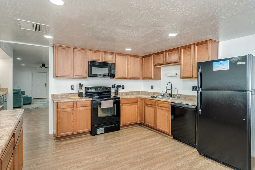 Fully equipped kitchen - 9870 E Celeste Dr