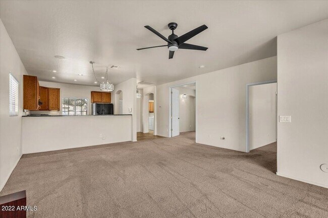 Building Photo - 902 E Madeline Dr