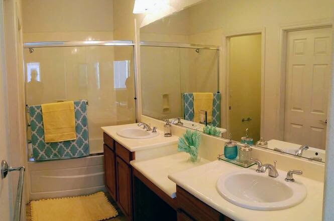 Huge master bath with his and her sinks - 1026 Emerald Terrace