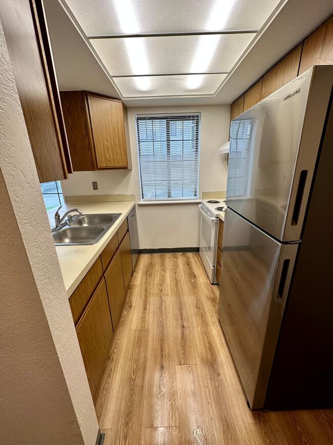 Building Photo - 2 Bed 1 Bath in heart of Bellingham Receive a $250 Amazon gift card upon move in!!