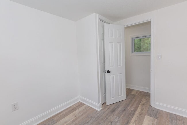 Building Photo - 2 Bed/1 Bath Trailer in Berkeley Springs