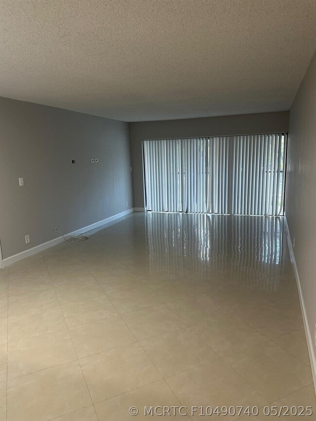 Building Photo - 210 Lakeview Dr