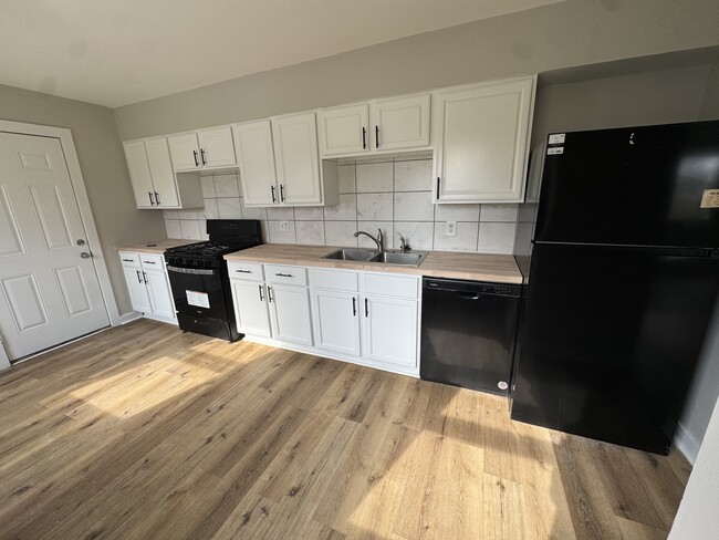 Building Photo - 2205 Versailles Dr