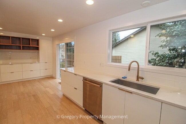 Building Photo - 604 9th Ave