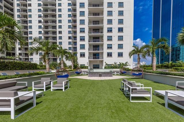 Building Photo - 999 SW 1st Ave