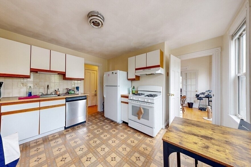 Building Photo - 154 Elm St