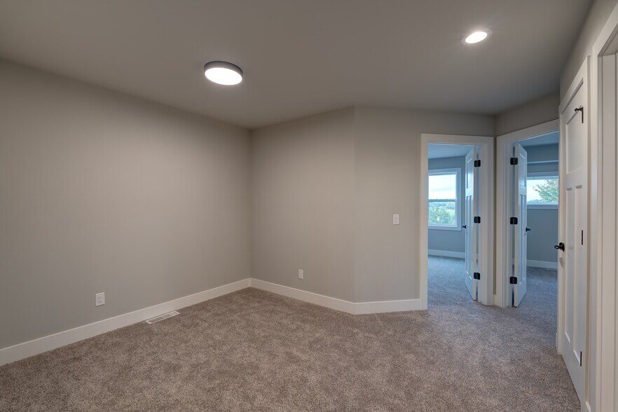Building Photo - 137 Prairie Heights Dr