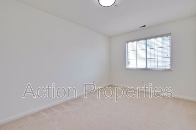 Building Photo - 857 Markham Terrace