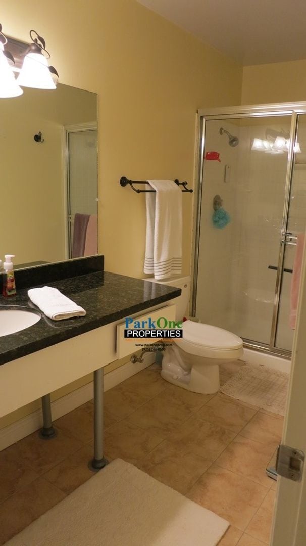 Building Photo - New Carpet, New Paint Close to the Elevator in the Keys