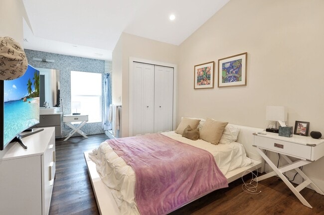 Building Photo - 4bd/3.5bth Perfectly Located Modern Townhouse