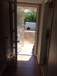 Building Photo - Huge 4/2 house located on a very desirable area. section 8 approved