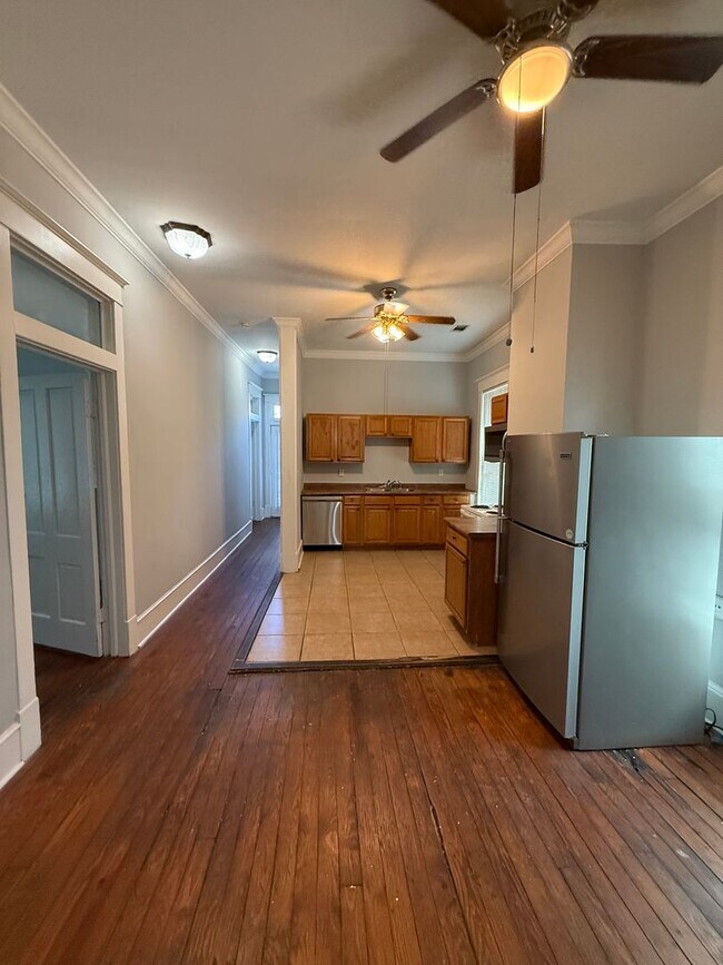 Building Photo - Charming 2-Bedroom Downtown Savannah Home