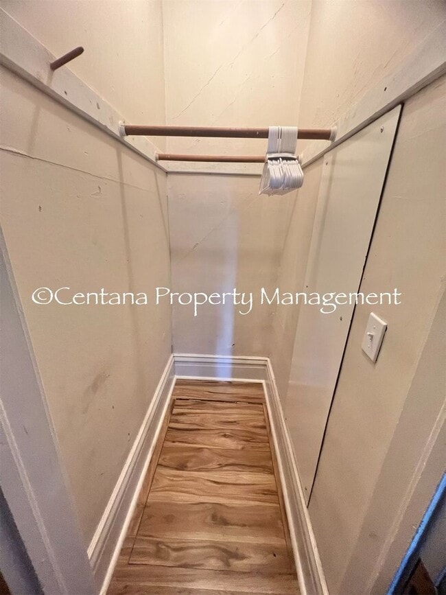 Building Photo - 731-733 Zarelda