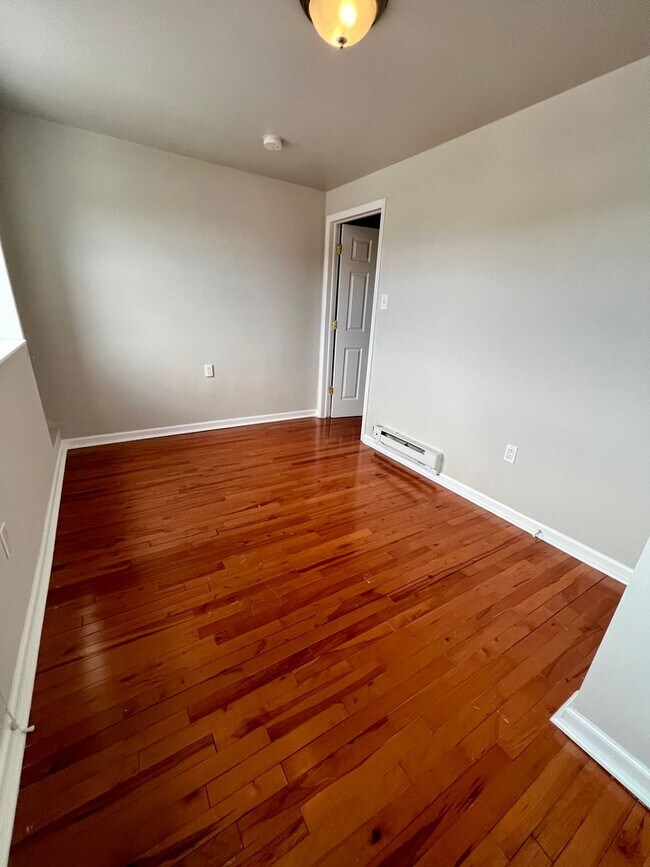 Building Photo - Stunning 4-Bedroom Townhouse in North Phil...