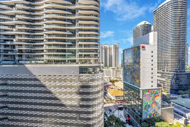 Building Photo - 1010 Brickell Ave