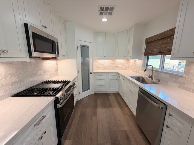 Building Photo - Beautiful 4 Bedroom Cypress House For Rent-Completely Remodeled!