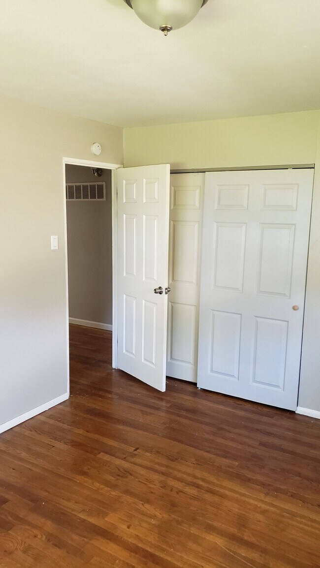 Building Photo - 10418 Monarch Dr Saint Louis, MO 63136