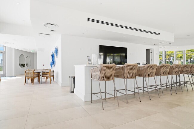 Building Photo - 220 Lake Shore Dr