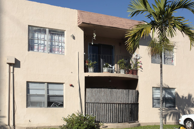 2851 Griffin Rd - Hollywood Park North