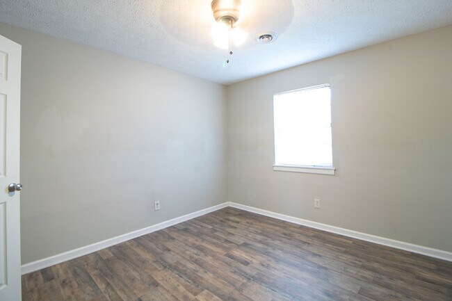 Building Photo - 9-409 Thompsonville Ln